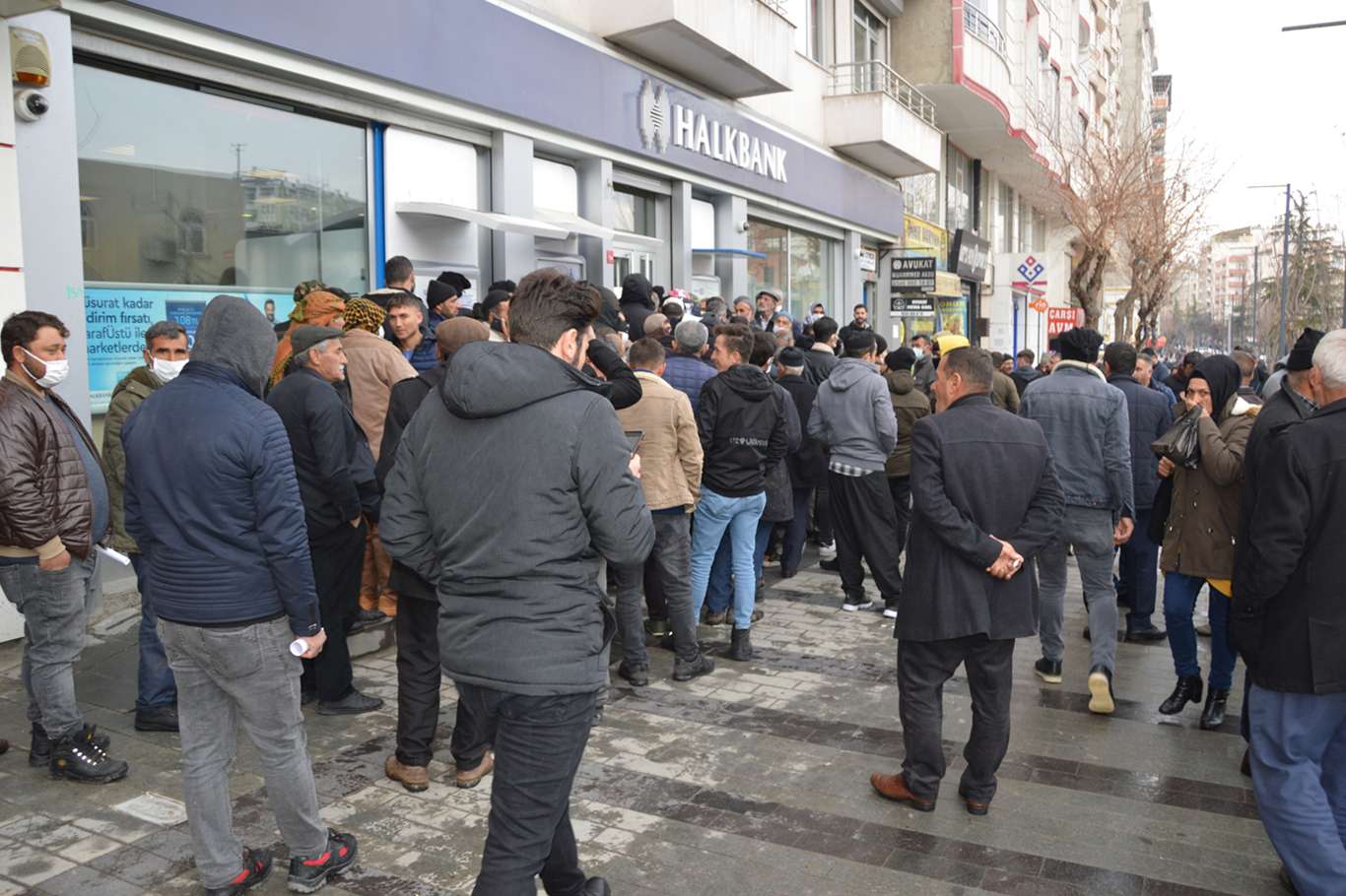 Ucuz fiyata satılan arpadan alabilmek isteyen halk uzun kuyruklar oluşturdu